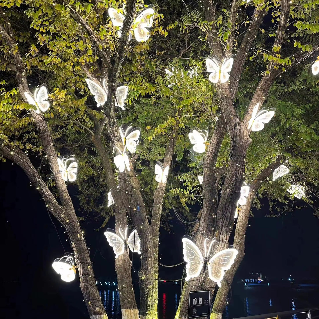 LED Simulated Butterfly Decoration, Vibrating Wings, Christmas Wedding Party Outdoor Wall Tree Garden Decor Butterfly